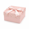 Boîte cadeau carrée 20 cm en carton rose à motif floral avec ruban décoratif